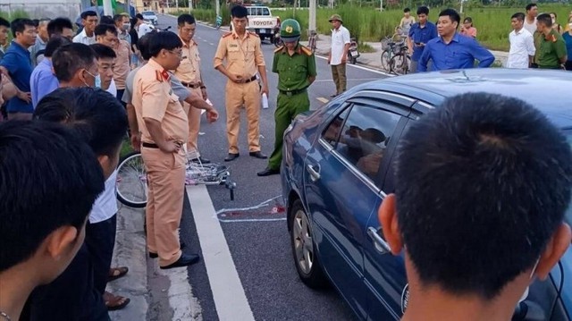 Công an làm việc với nhiều người liên quan vụ xe tập lái tông chết cháu bé 3 tuổi - Ảnh 1.