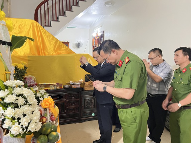 Vợ liệt sĩ PCCC Đặng Anh Quân: 'Đã 2 tuần trôi qua, nhưng lòng tôi vẫn nặng trĩu nỗi mất mát' - Ảnh 4.