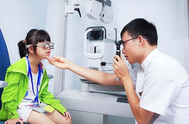 Cho trẻ đi khám kiểm tra mắt mỗi 6 tháng/ lần hoặc ngay khi có các biểu hiện nghi ngờ như mờ mắt, dụi mắt, nheo mắt, nghiêng đầu, cúi sát tập vở.