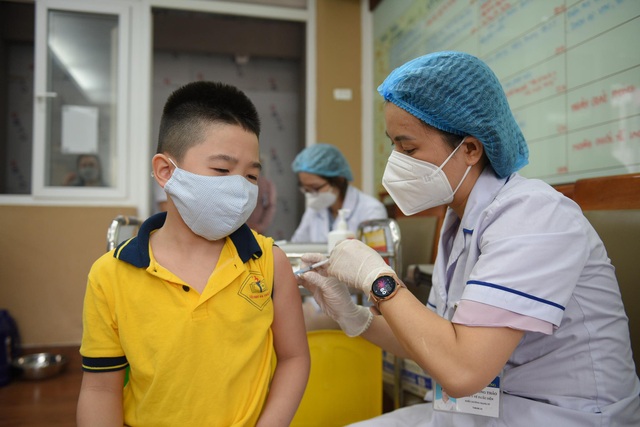 Sở Y tế Hà Nội yêu cầu tăng tốc tiêm vaccine phòng COVID-19 cho trẻ từ 5 đến dưới 12 tuổi - Ảnh 2.