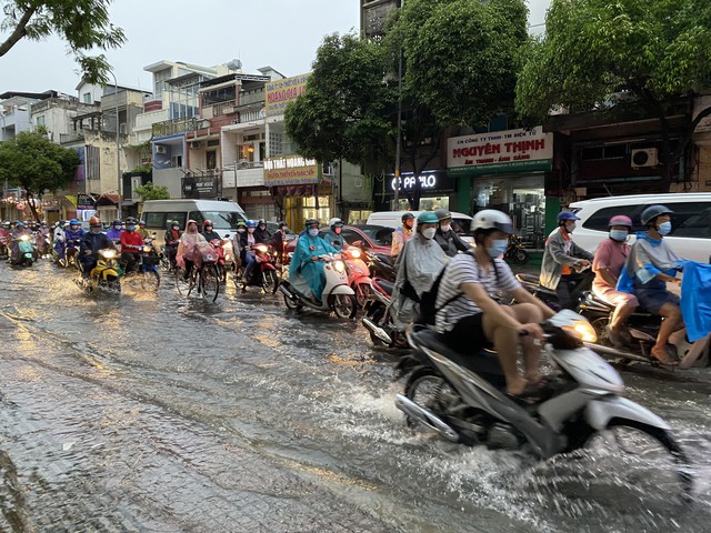 TP.HCM: Mưa lớn gây ngập nước khắp mọi nơi - Ảnh 2.