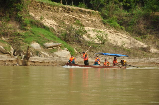 Tìm thấy 5 thi thể vụ lật thuyền trên sông Chảy - Ảnh 4.