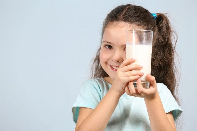 Trẻ uống quá nhiều sữa tươi và những hệ lụy với sức khỏe - Ảnh 2.