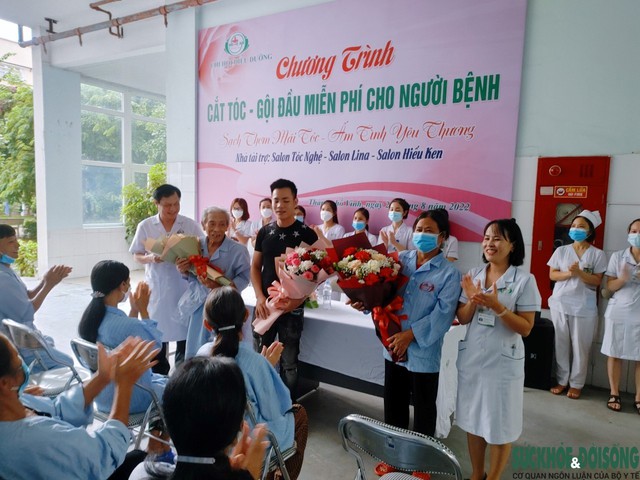 Hơn 500 bệnh nhân được Bệnh viện Hữu nghị đa khoa Nghệ An cắt tóc, gội đầu miễn phí - Ảnh 2.