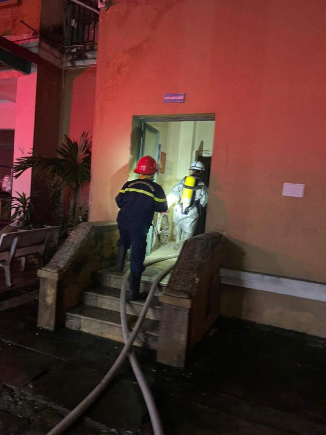 Hà Nội: Cảnh sát PCCC cứu 3 trẻ nhỏ và 4 người lớn khỏi đám cháy tại chung cư - Ảnh 2.