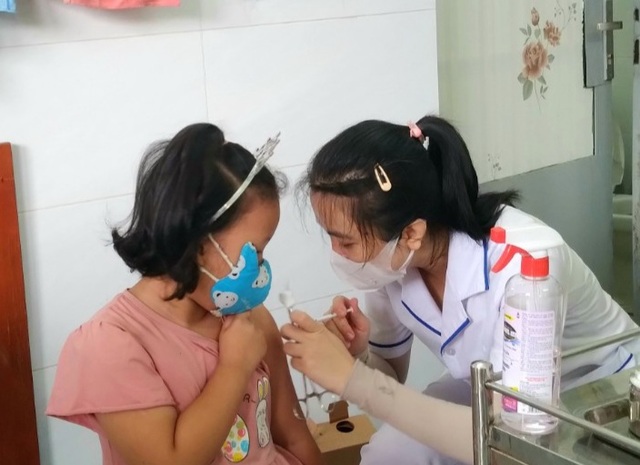 Khánh Hòa: Vaccine COVID-19 rất quan trọng, bác thông tin trẻ không tiêm phải học trực tuyến - Ảnh 3.