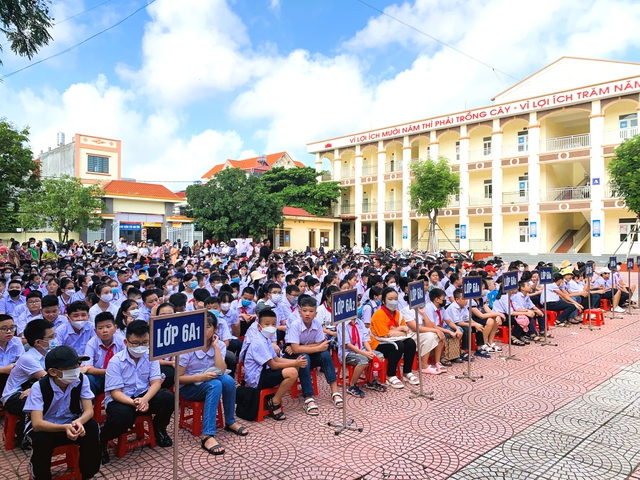 Hình ảnh ấn tượng trong ngày đầu tựu trường ở Hải Phòng - Ảnh 1.