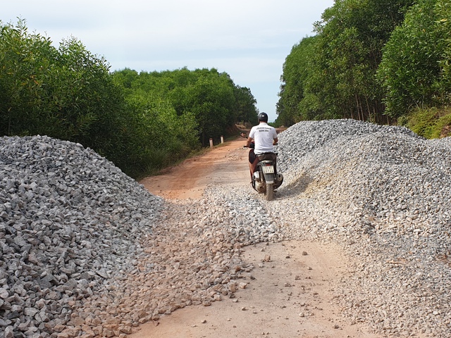 Dân khổ vì đơn vị thi công rải vật liệu khắp đường rồi ngừng thi công - Ảnh 2.