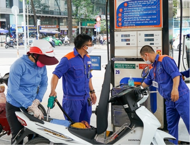 Bộ Công Thương yêu cầu bảo đảm nguồn cung ứng xăng dầu cho thị trường dịp cuối năm - Ảnh 1.