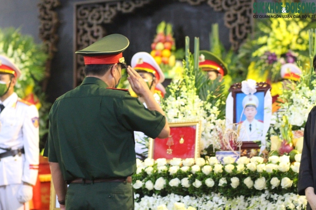 Xúc động hình ảnh tại lễ tang 3 chiến sĩ Cảnh sát PCCC hy sinh - Ảnh 9.