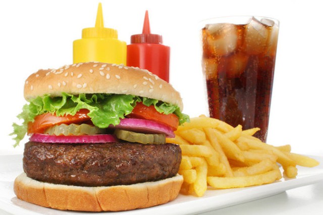 Ăn nhiều thức ăn nhanh có gây bệnh tim không? - Ảnh 2.