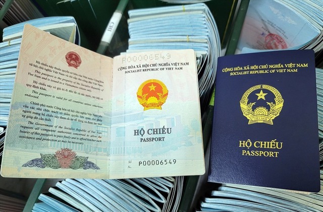Bộ Công an sẽ sửa đổi mẫu hộ chiếu, bổ sung mục 'nơi sinh' - Ảnh 3.