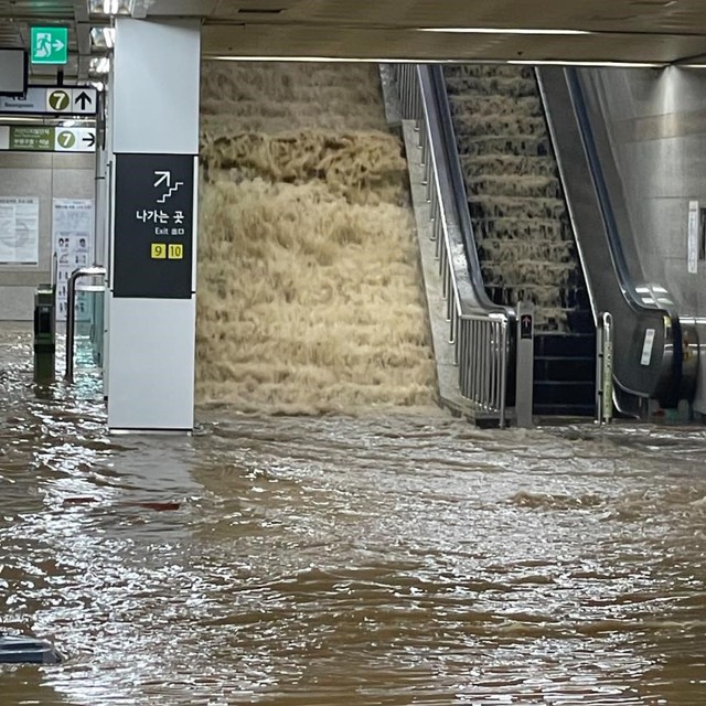 Nước mưa tràn vào ga tàu điện ngầm Isu ở phía Nam Seoul vào đêm 8/8. (Nguồn: Yonhap/koreaherald.com)