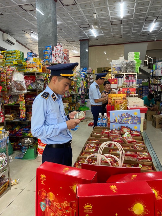 Bắc Ninh, Bắc Giang liên tiếp phát hiện, bắt giữ hàng nghìn giữ bánh trung thu nhập lậu - Ảnh 2.