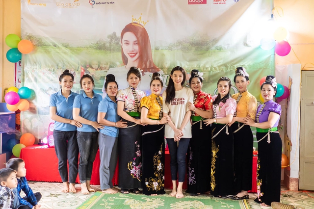 Ấm lòng trước khoảnh khắc Hoa hậu Thuỳ Tiên đội mưa đi từ thiện ở Sơn La - Ảnh 12.