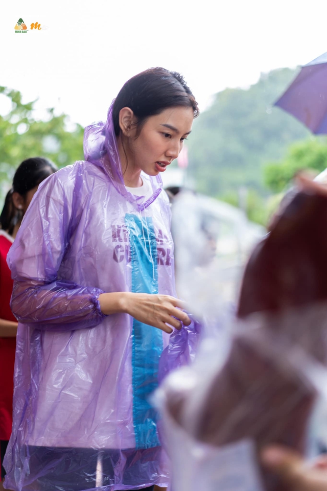 Ấm lòng trước khoảnh khắc Hoa hậu Thuỳ Tiên đội mưa đi từ thiện ở Sơn La - Ảnh 3.