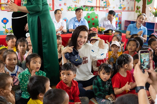 Ấm lòng trước khoảnh khắc Hoa hậu Thuỳ Tiên đội mưa đi từ thiện ở Sơn La - Ảnh 8.