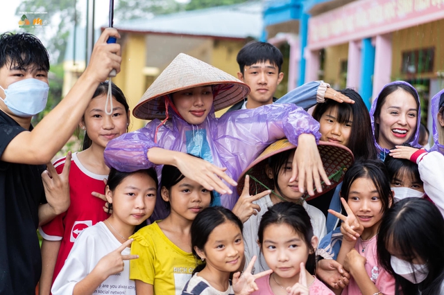 Ấm lòng trước khoảnh khắc Hoa hậu Thuỳ Tiên đội mưa đi từ thiện ở Sơn La - Ảnh 5.