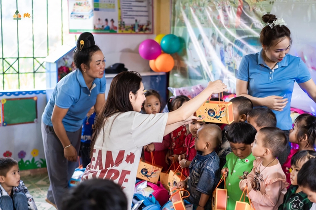 Ấm lòng trước khoảnh khắc Hoa hậu Thuỳ Tiên đội mưa đi từ thiện ở Sơn La - Ảnh 7.