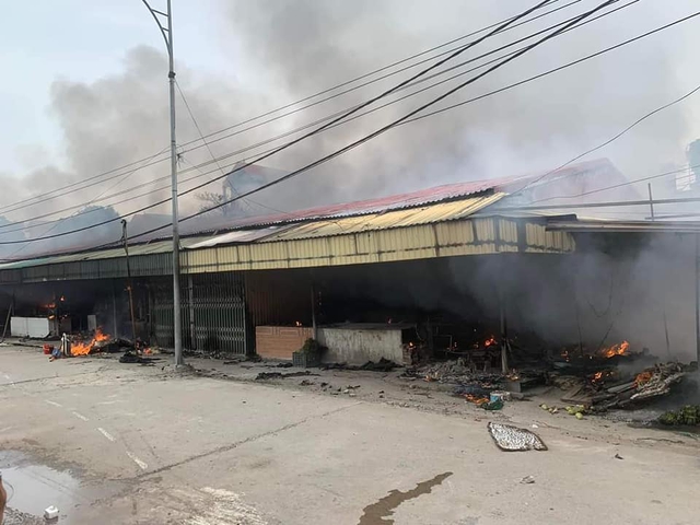 Cháy lớn tại chợ dân sinh Hưng Yên - Ảnh 5.
