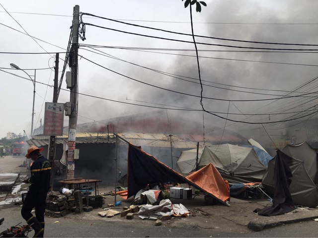 Cháy lớn tại chợ dân sinh Hưng Yên - Ảnh 3.