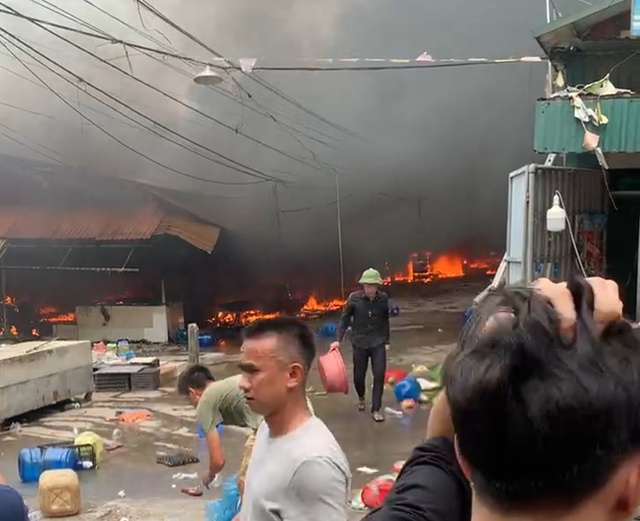 Cháy lớn tại chợ dân sinh Hưng Yên - Ảnh 1.