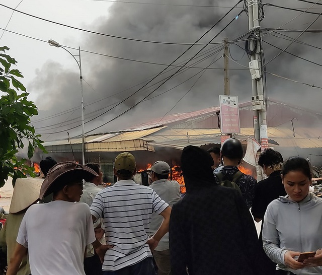 Cháy lớn tại chợ dân sinh Hưng Yên - Ảnh 2.