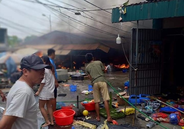 Cháy lớn tại chợ dân sinh Hưng Yên - Ảnh 4.