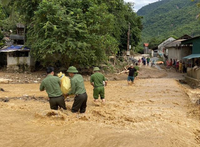Nhiều xã ở huyện miền núi Nghệ An vẫn bị chia cắt do mưa lớn - Ảnh 2.