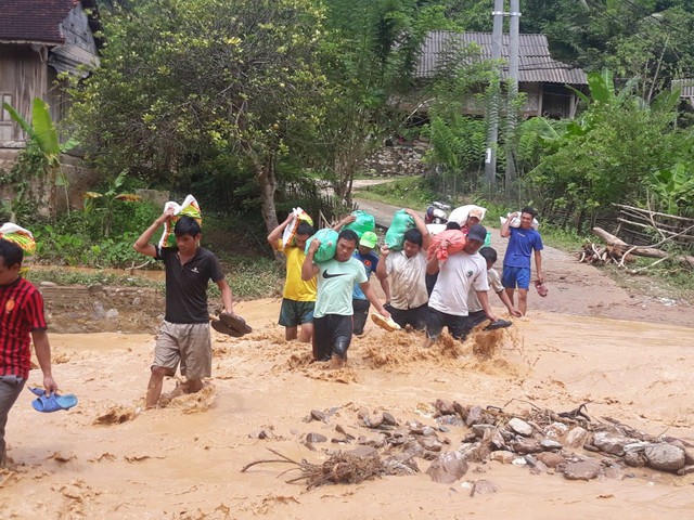 Nhiều xã ở huyện miền núi Nghệ An vẫn bị chia cắt do mưa lớn - Ảnh 5.