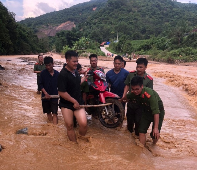 Nhiều xã ở huyện miền núi Nghệ An vẫn bị chia cắt do mưa lớn - Ảnh 3.