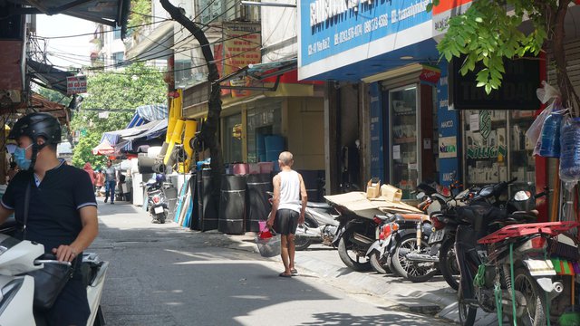 Nhiều cụ già lang thang xin tiền xuất hiện trên các tuyến phố Hà Nội - Ảnh 3.