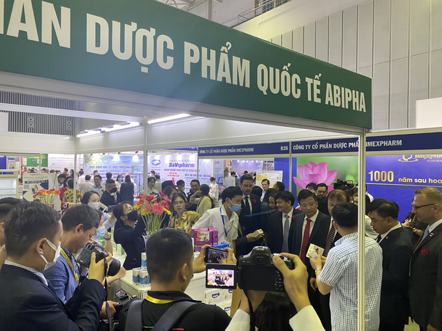 Triển lãm Y tế Quốc tế: Nhiều khách hàng check in tại gian hàng dược phẩm công nghệ cao - Ảnh 1. Triển lãm Y tế Quốc tế: Nhiều khách hàng check in tại gian hàng dược phẩm công nghệ cao - Ảnh 1.