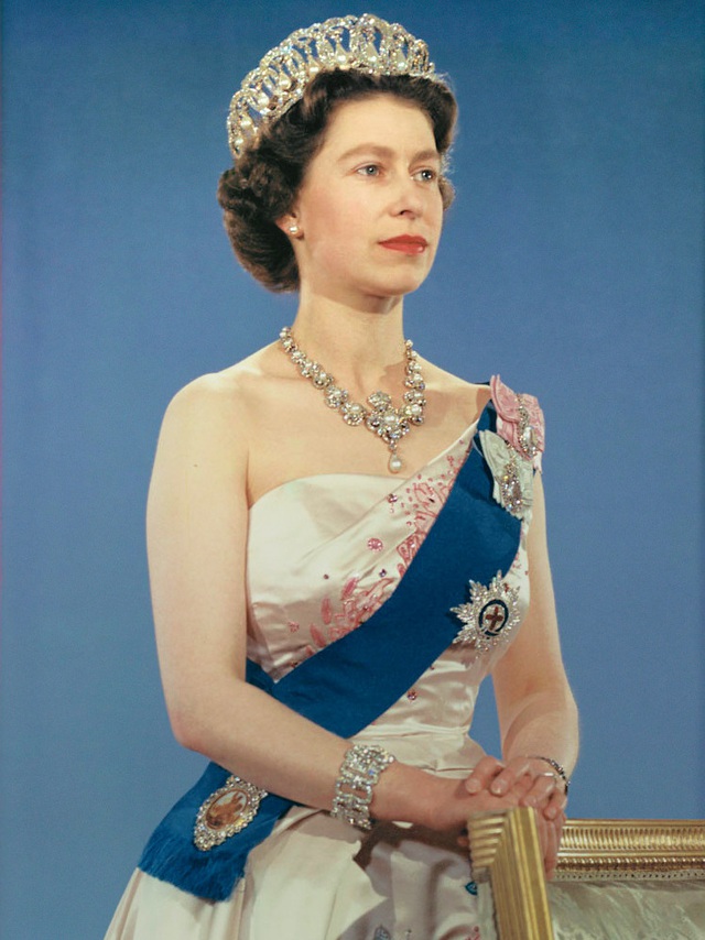 Chiều cao của Nữ hoàng Anh Elizabeth II, Vua Charles III, Thái tử William và Hoàng tử Harry - Ảnh 2.