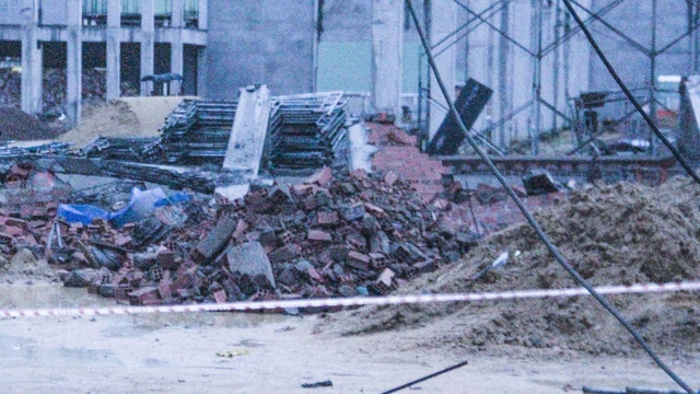 Bí thư Tỉnh ủy Bình Định giao Công an tỉnh điều tra vụ sập tường Khu công nghiệp Nhơn Hòa - Ảnh 2.