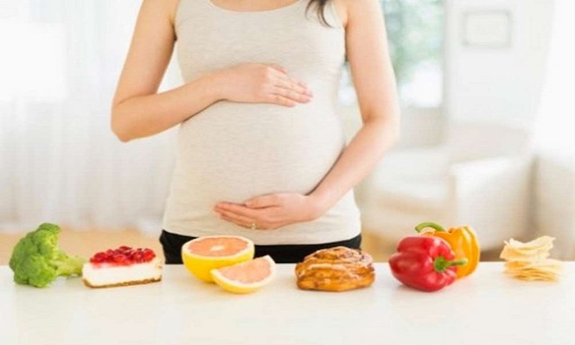Tăng cường thực phẩm giàu vitamin B như các loại rau lá xanh, ngũ cốc nguyên cám giúp cải thiện tình trạng mất ngủ ở bà mẹ mang thai. Ảnh minh họa