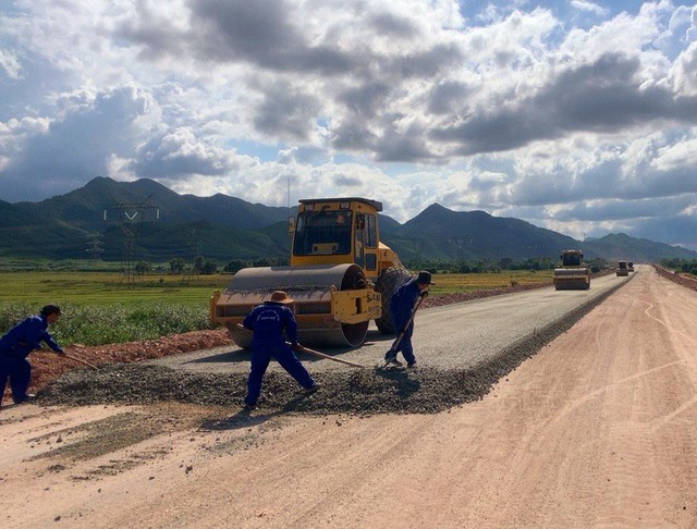 'Lễ' của những công nhân trên đại công trường cao tốc Bắc - Nam - Ảnh 9.