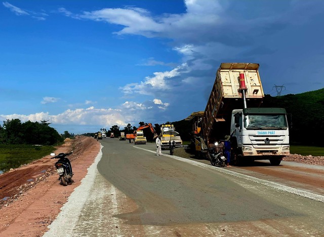 'Lễ' của những công nhân trên đại công trường cao tốc Bắc - Nam - Ảnh 10.