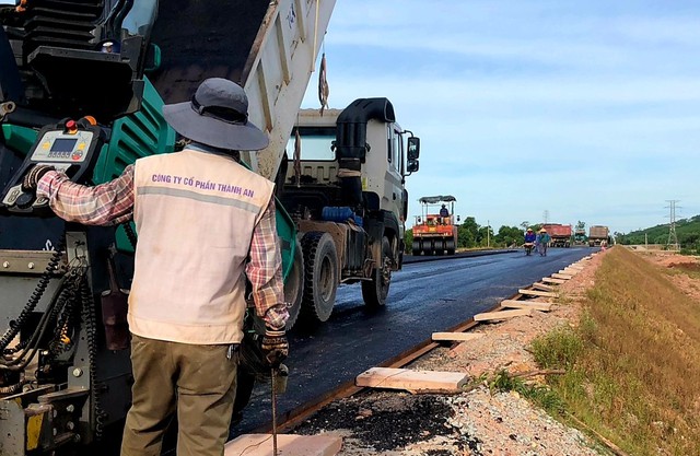 'Lễ' của những công nhân trên đại công trường cao tốc Bắc - Nam - Ảnh 5.