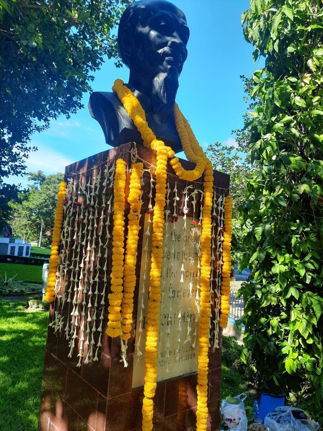 Những người bạn Ấn Độ dâng hoa tưởng niệm Chủ tịch Hồ Chí Minh  - Ảnh 3.