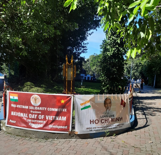 Những người bạn Ấn Độ dâng hoa tưởng niệm Chủ tịch Hồ Chí Minh  - Ảnh 6.
