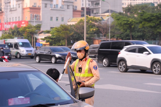 CSGT Hà Nội xử lý nhiều vi phạm ngày đầu tuần tra trên đường vành đai 3 - Ảnh 5.