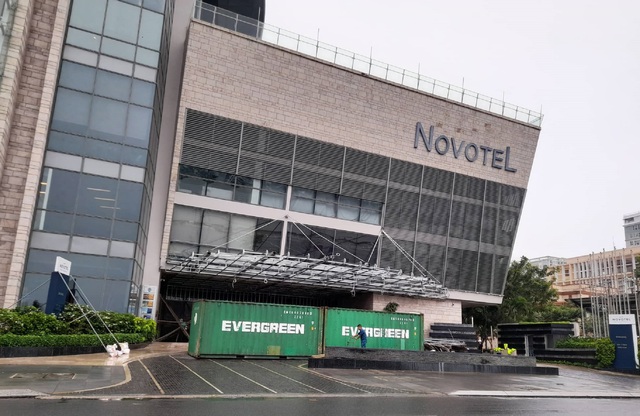 Khách sạn, hàng quán đóng cửa sớm để gia cố chống siêu bão Noru - Ảnh 2.