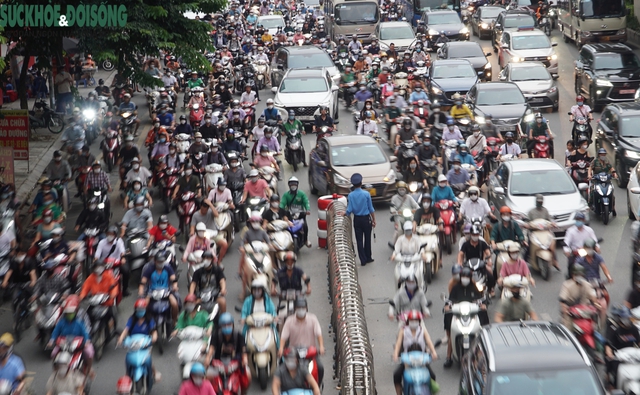 Hà Nội cho phép tiếp tục thí điểm tổ phân làn ô tô, xe máy trên đường Nguyễn Trãi đến hết năm 2022 - Ảnh 2.