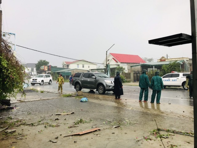 Lốc xoáy tàn phá thị trấn Cửa Việt trước khi bão vào - Ảnh 8.