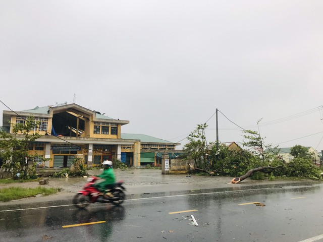 Lốc xoáy tàn phá thị trấn Cửa Việt trước khi bão vào - Ảnh 2.