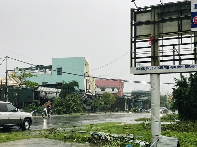 Lốc xoáy tàn phá thị trấn Cửa Việt trước khi bão vào - Ảnh 1.
