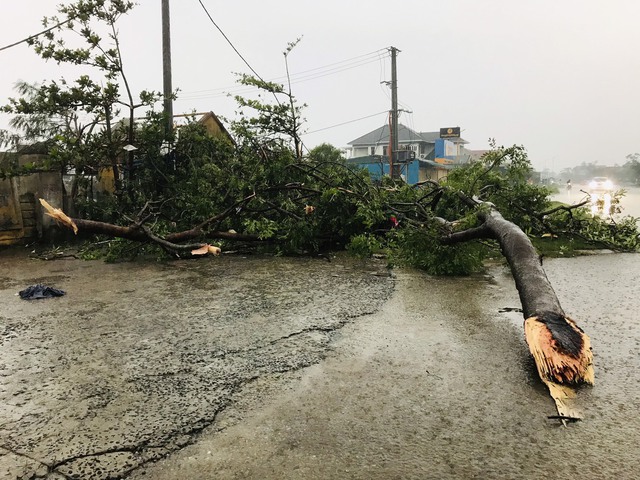 Lốc xoáy tàn phá thị trấn Cửa Việt trước khi bão vào - Ảnh 3.