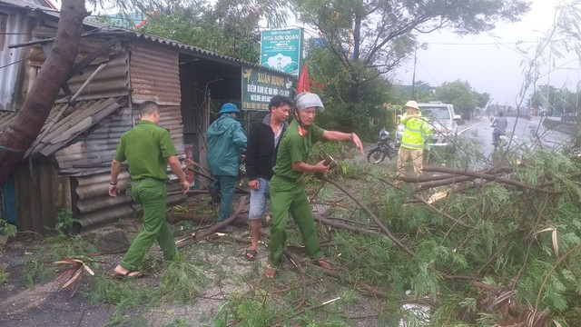 LIVE: Giật cấp 13, bão Noru đi sâu vào đất liền các tỉnh Trung Trung Bộ - Ảnh 2. LIVE: Giật cấp 13, bão Noru đi sâu vào đất liền các tỉnh Trung Trung Bộ - Ảnh 2.