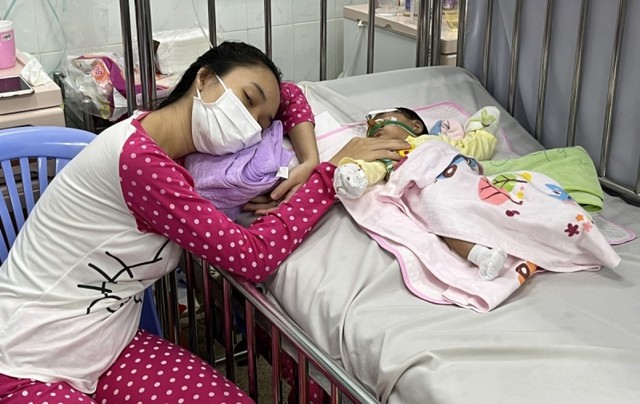 TP.HCM: Bệnh hô hấp tăng, trẻ ồ ạt nhập viện khiến bệnh viện quá tải - Ảnh 3.
